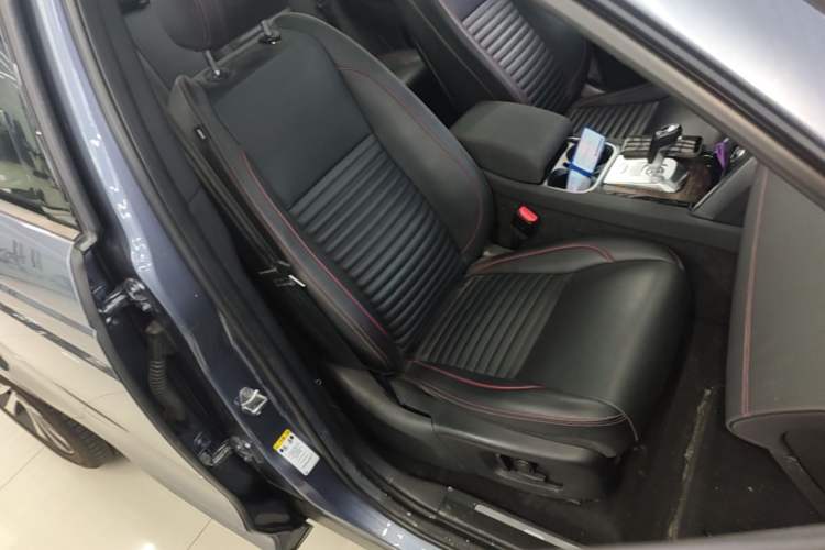 Used Land Rover Discovery Sport 2020 249 PS R-Dynamic Performance Tech Edition 5 Seats Right Front Seat