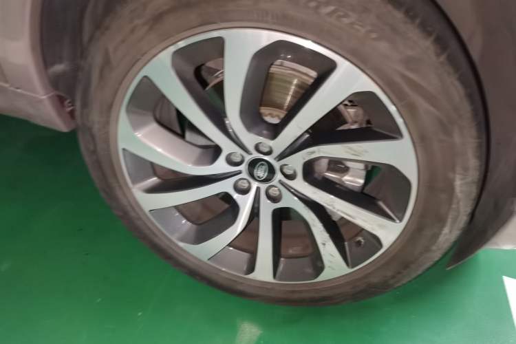 Used Land Rover Discovery Sport 2020 249 PS R-Dynamic Performance Tech Edition 7 Seats Right Front Wheel Hub