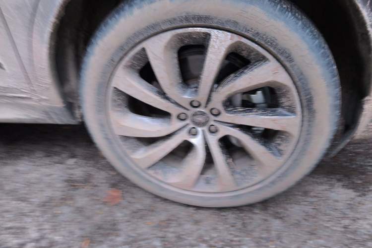 Used Land Rover Discovery Sport 2020 249 PS R-Dynamic Performance Edition Right Front Wheel Hub
