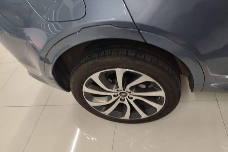 Used Land Rover Discovery Sport 2020 249 PS R-Dynamic Performance Tech Edition 5 Seats Right Rear Wheel Hub