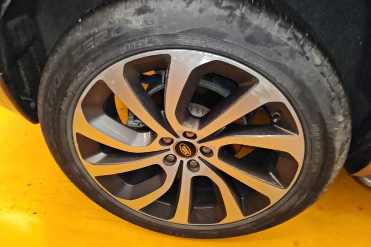 Used Land Rover Discovery Sport 2020 249 PS R-Dynamic Performance Edition Right Rear Wheel Hub