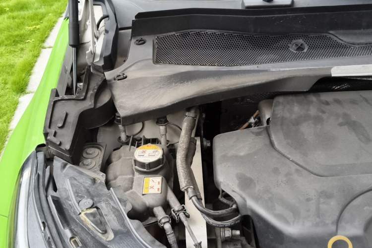 Used Land Rover Discovery Sport 2020 249 PS R-Dynamic Performance Edition Engine Bay Right