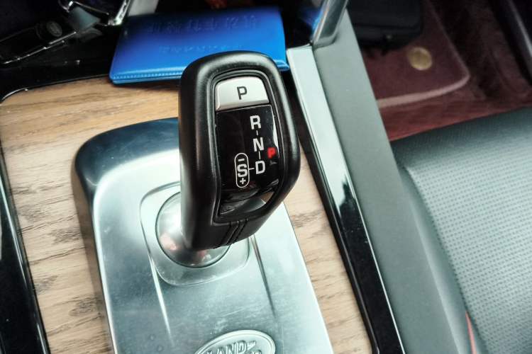 Used Land Rover Discovery Sport 2020 249 PS R-Dynamic Performance Edition Gear Lever