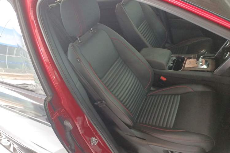 Used Land Rover Discovery Sport 2020 249 PS R-Dynamic Performance Tech Edition 7 Seats Right Front Seat