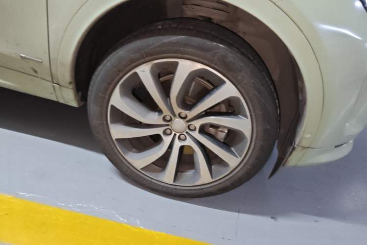 Used Land Rover Discovery Sport 2020 249 PS R-Dynamic Performance Tech Edition 5 Seats Right Front Wheel Hub