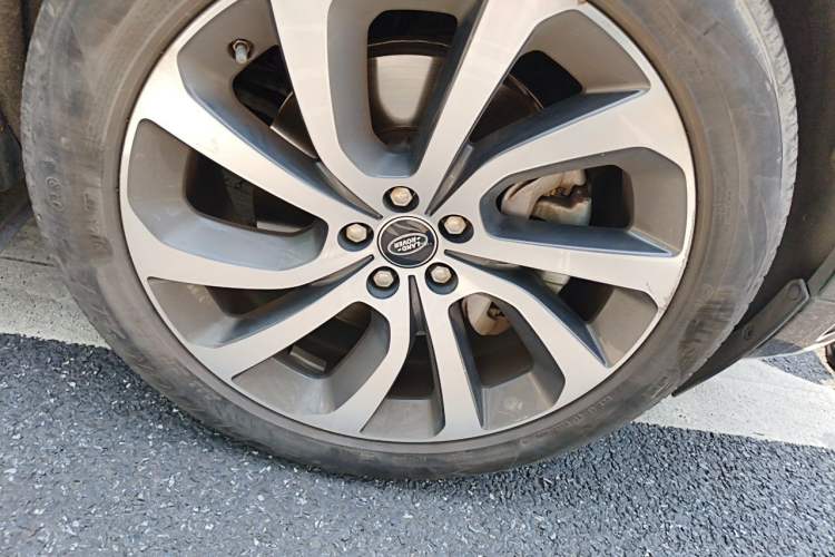 Used Land Rover Discovery Sport 2020 249 PS R-Dynamic Performance Edition Right Front Wheel Hub