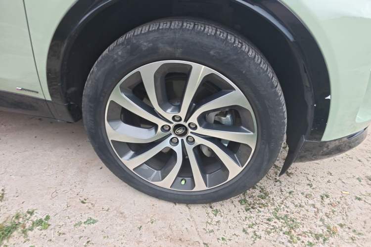 Used Land Rover Discovery Sport 2020 249 PS R-Dynamic Performance Edition Right Front Wheel Hub