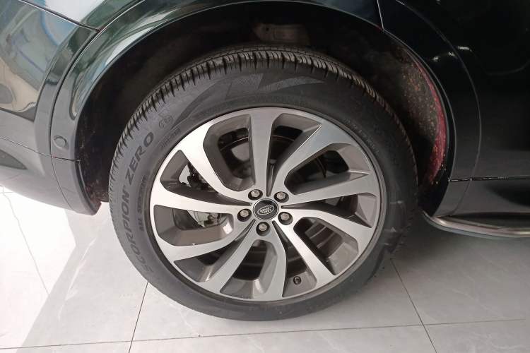 Used Land Rover Discovery Sport 2020 249 PS R-Dynamic Performance Tech Edition 7 Seats Right Rear Wheel Hub