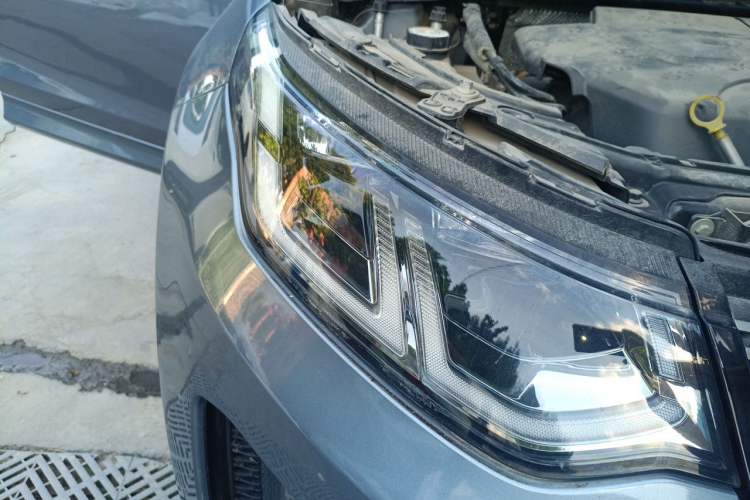 Used Land Rover Discovery Sport 2020 249 PS R-Dynamic Performance Edition Right Front Headlight