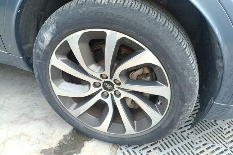 Used Land Rover Discovery Sport 2020 249 PS R-Dynamic Performance Edition Right Front Wheel Hub