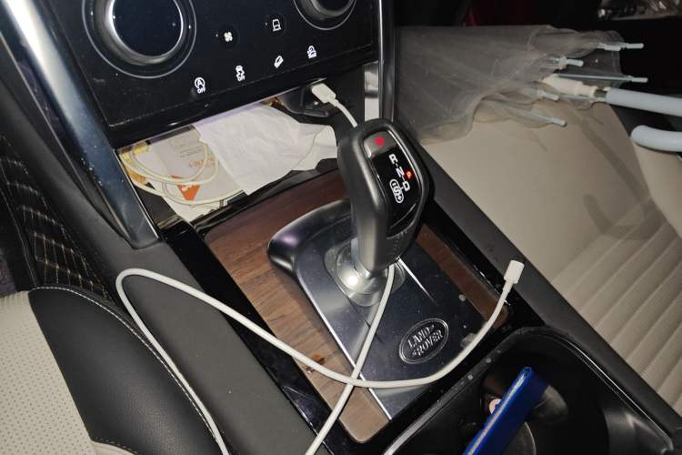 Used Land Rover Discovery Sport 2020 249 PS R-Dynamic Performance Tech Edition 7 Seats Gear Lever