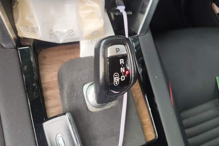 Used Land Rover Discovery Sport 2020 249 PS R-Dynamic Performance Tech Edition 5 Seats Gear Lever