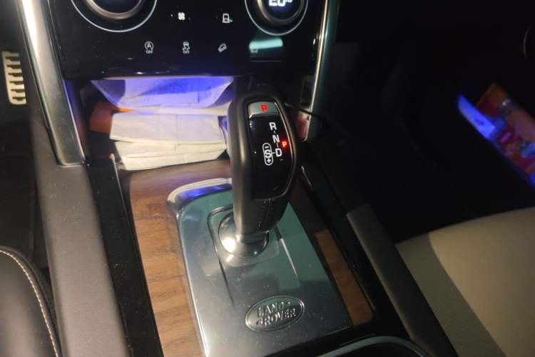 Used Land Rover Discovery Sport 2020 249 PS R-Dynamic Performance Tech Edition 7 Seats Gear Lever
