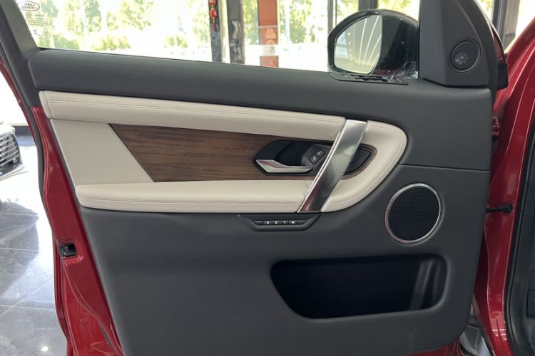 Used Land Rover Discovery Sport 2020 249 PS R-Dynamic Performance Tech Edition 7 Seats Interior 9
