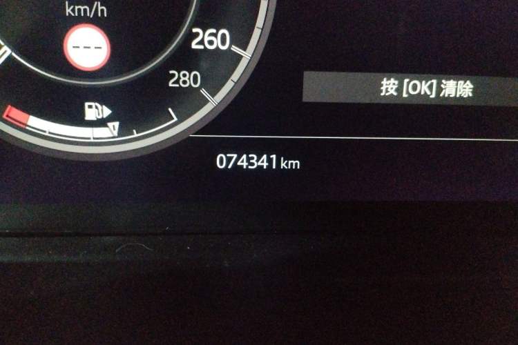 Used Land Rover Discovery Sport 2020 249 PS R-Dynamic Performance Edition Odometer Close Up