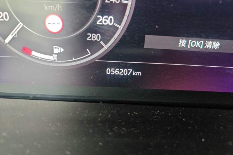 Used Land Rover Discovery Sport 2020 249 PS R-Dynamic Performance Edition Odometer Close Up