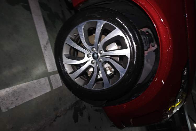 Used Land Rover Discovery Sport 2020 249 PS R-Dynamic Performance Tech Edition 7 Seats Right Front Wheel Hub