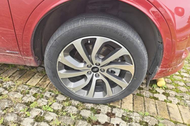 Used Land Rover Discovery Sport 2020 249 PS R-Dynamic Performance Edition Right Front Wheel Hub