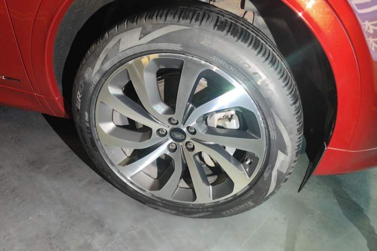 Used Land Rover Discovery Sport 2020 249 PS R-Dynamic Performance Edition Right Front Wheel Hub