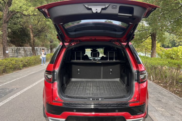 Used Land Rover Discovery Sport 2020 249 PS R-Dynamic Performance Edition Trunk