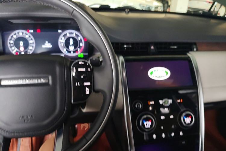 Used Land Rover Discovery Sport 2020 249 PS R-Dynamic Luxury Custom Edition Center Console