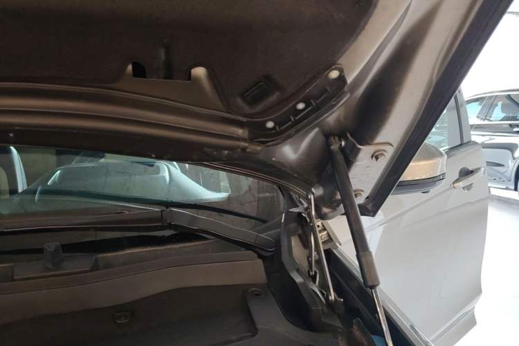 Used Land Rover Discovery Sport 2020 249 PS R-Dynamic Luxury Custom Edition Engine Bay Left