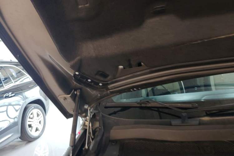 Used Land Rover Discovery Sport 2020 249 PS R-Dynamic Luxury Custom Edition Engine Bay Right