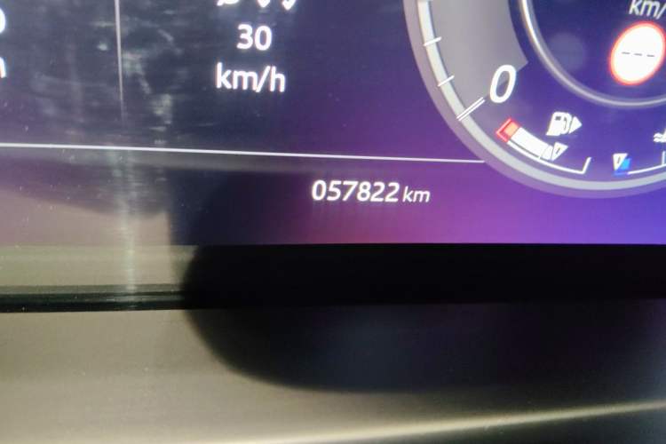 Used Land Rover Discovery Sport 2020 249 PS R-Dynamic Performance Tech Edition 7 Seats Odometer Close Up