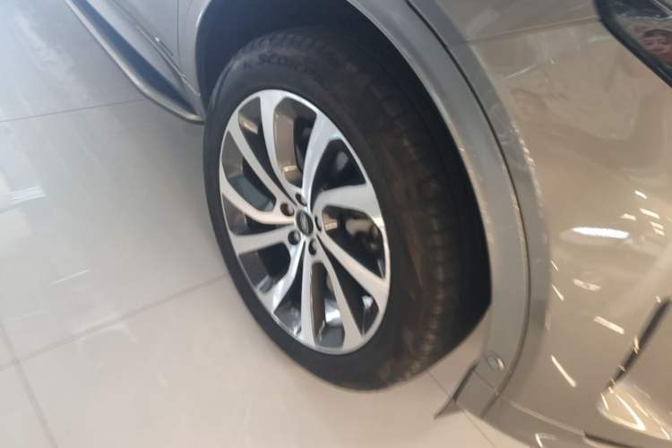 Used Land Rover Discovery Sport 2020 249 PS R-Dynamic Luxury Custom Edition Right Front Wheel Hub