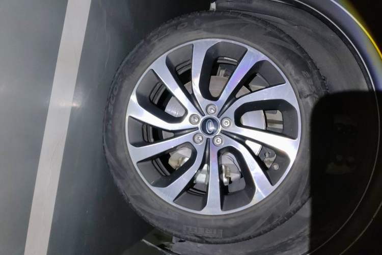 Used Land Rover Discovery Sport 2020 249 PS R-Dynamic Performance Tech Edition 7 Seats Right Front Wheel Hub