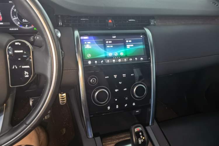 Used Land Rover Discovery Sport 2020 249 PS R-Dynamic Performance Edition Audio And AC Panel