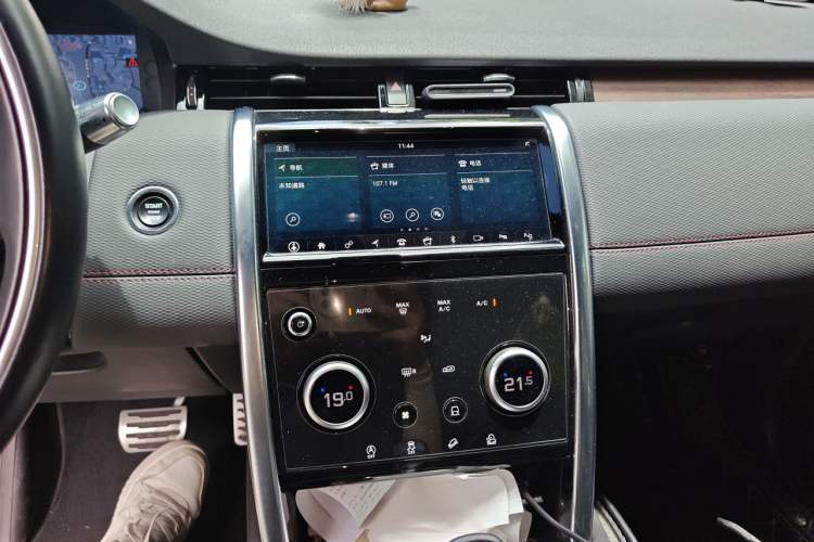 Used Land Rover Discovery Sport 2020 249 PS R-Dynamic Performance Tech Edition 5 Seats Audio And AC Panel