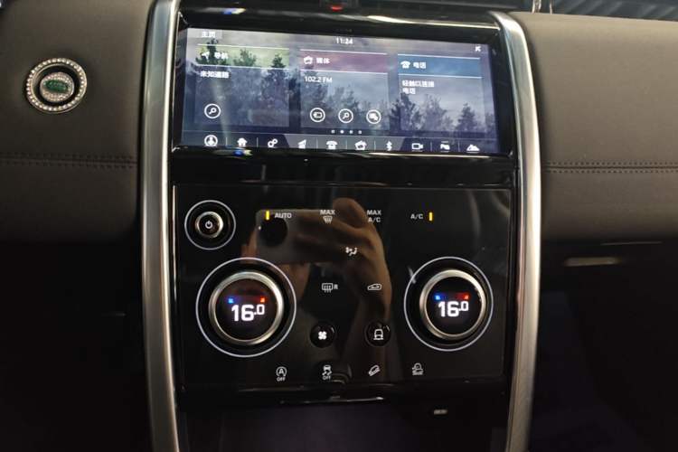 Used Land Rover Discovery Sport 2020 200 PS Family Edition Audio And AC Panel