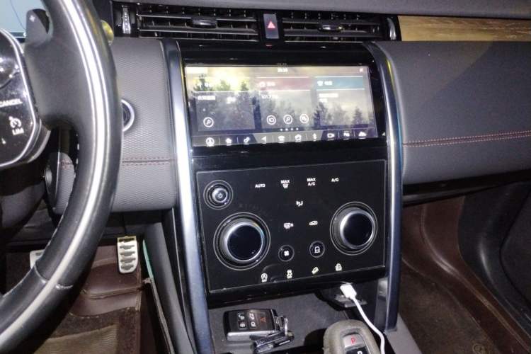 Used Land Rover Discovery Sport 2020 249 PS R-Dynamic Performance Edition Audio And AC Panel