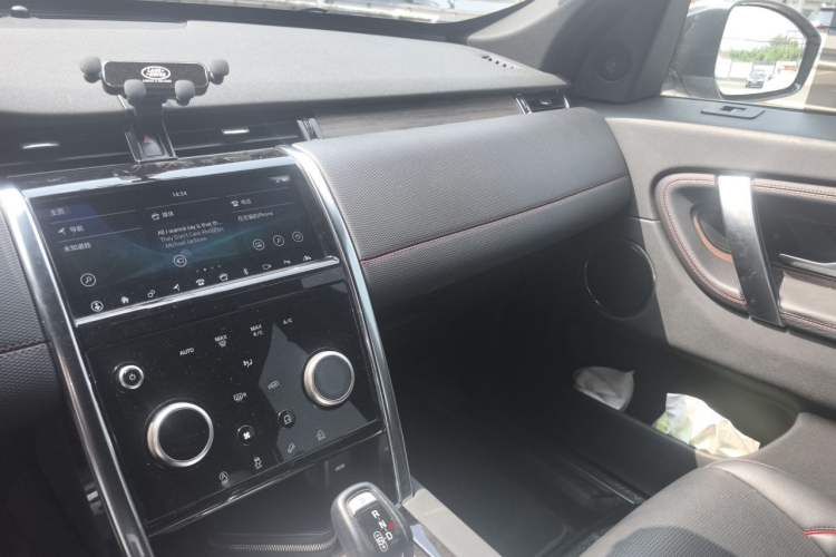 Used Land Rover Discovery Sport 2020 249 PS R-Dynamic Performance Edition Audio And AC Panel