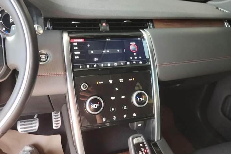 Used Land Rover Discovery Sport 2020 249 PS R-Dynamic Performance Edition Audio And AC Panel