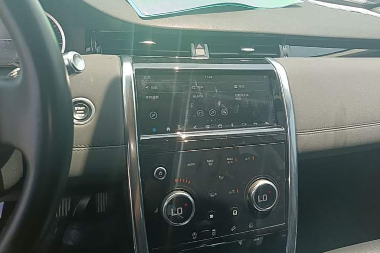 Used Land Rover Discovery Sport 2020 200 PS Family Edition Audio And AC Panel