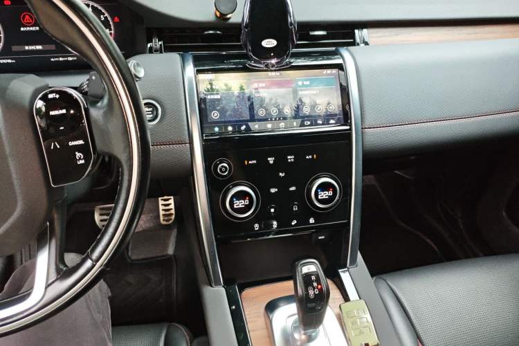 Used Land Rover Discovery Sport 2020 249 PS R-Dynamic Performance Edition Audio And AC Panel