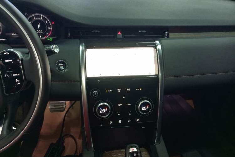 Used Land Rover Discovery Sport 2020 249 PS R-Dynamic Performance Edition Audio And AC Panel