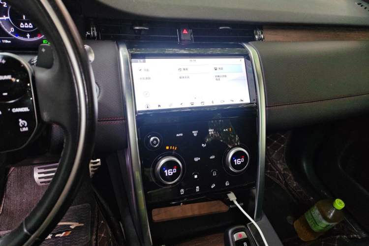 Used Land Rover Discovery Sport 2020 249 PS R-Dynamic Performance Edition Audio And AC Panel