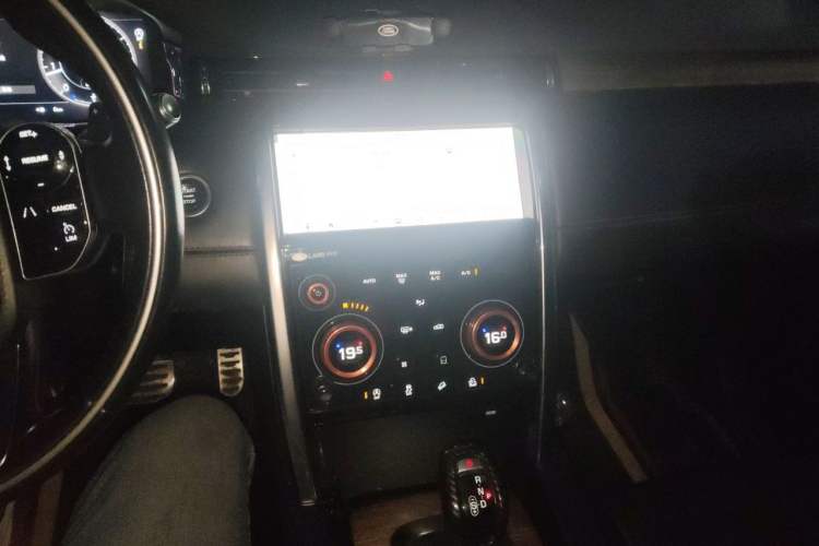 Used Land Rover Discovery Sport 2020 249 PS R-Dynamic Luxury Custom Edition Audio And AC Panel