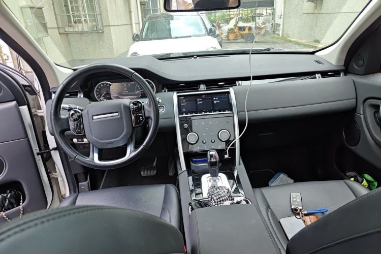 Used Land Rover Discovery Sport 2020 200 PS Family Edition Center Console