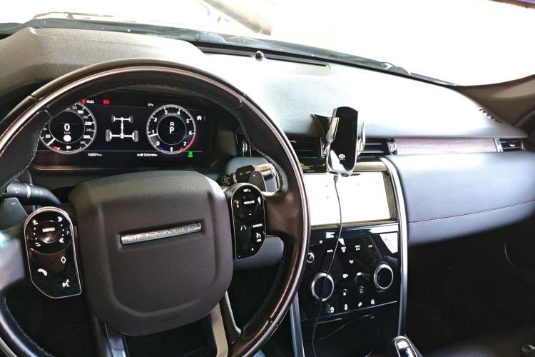 Used Land Rover Discovery Sport 2020 249 PS R-Dynamic Performance Tech Edition 7 Seats Center Console