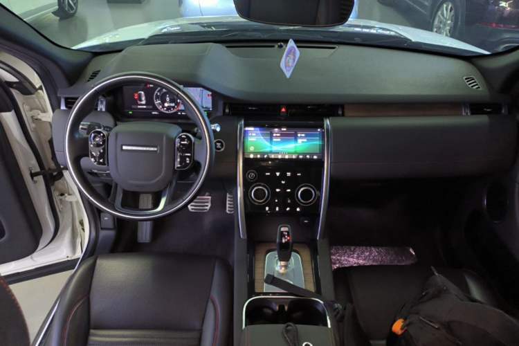 Used Land Rover Discovery Sport 2020 249 PS R-Dynamic Performance Edition Center Console