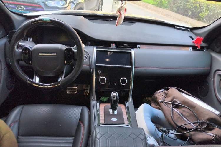 Used Land Rover Discovery Sport 2020 249 PS R-Dynamic Performance Edition Center Console
