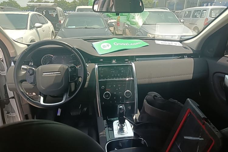 Used Land Rover Discovery Sport 2020 200 PS Family Edition Center Console