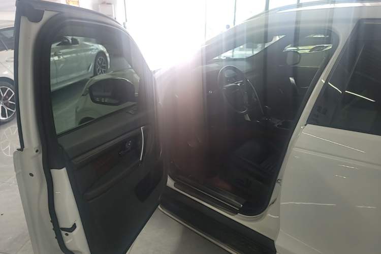 Used Land Rover Discovery Sport 2020 249 PS R-Dynamic Performance Edition Driver Seat
