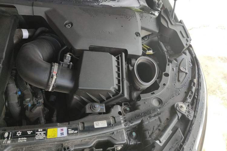Used Land Rover Discovery Sport 2020 249 PS R-Dynamic Performance Edition Engine Bay Left
