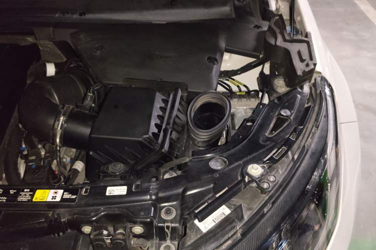 Used Land Rover Discovery Sport 2020 249 PS R-Dynamic Performance Edition Engine Bay Left