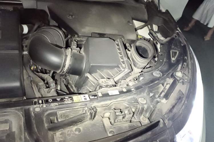 Used Land Rover Discovery Sport 2020 249 PS R-Dynamic Performance Edition Engine Bay Left